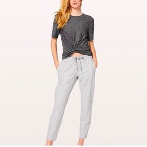 1 Lululemon on the fly pants joggers size 4 EUC
